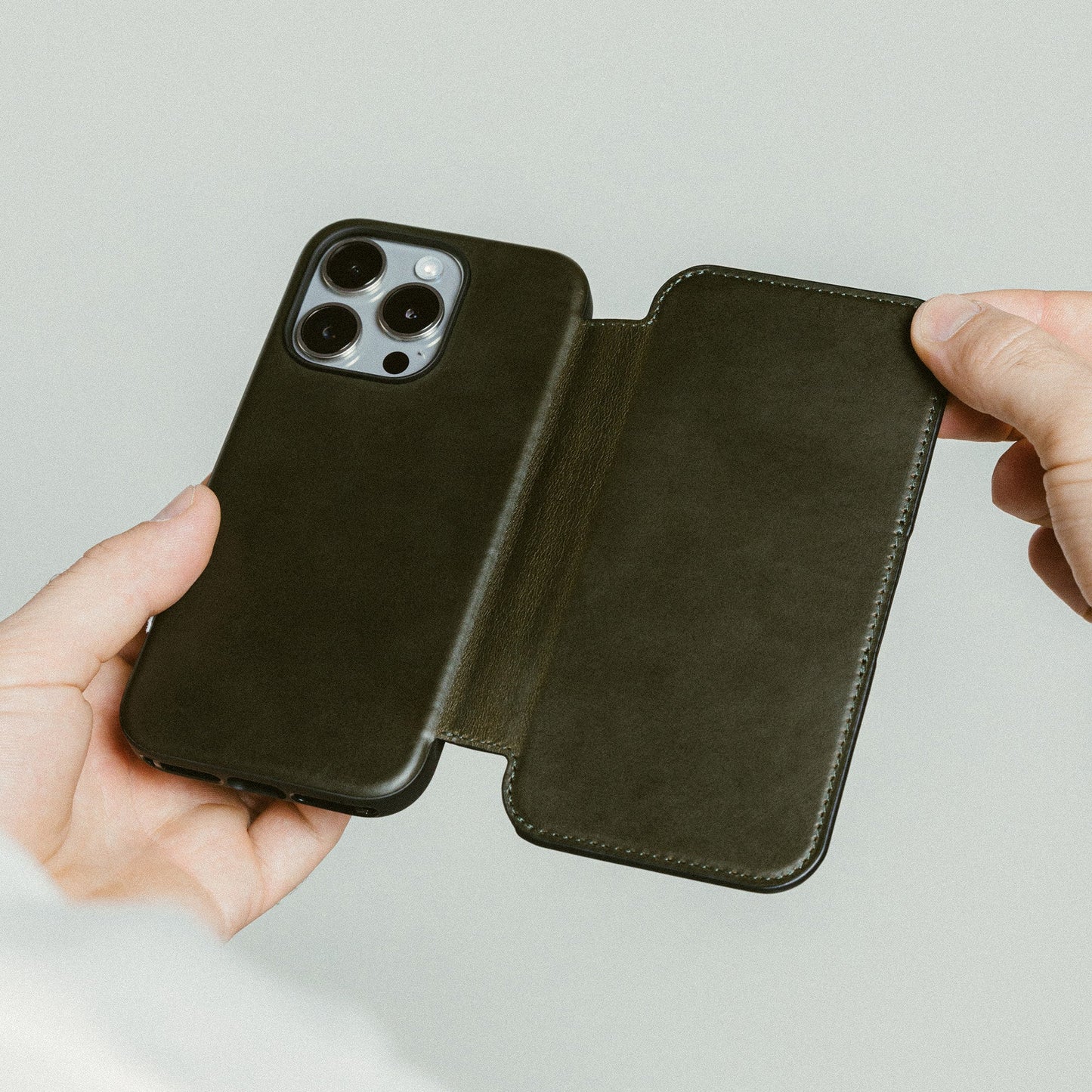 Leather Folio iPhone 16 Pro max (Limited Edition) - iGadget